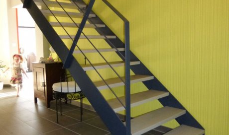 Escalier droit limon latéral métal et bois sur mesure, Vesoul, Métallerie PARISOT Jocelyn